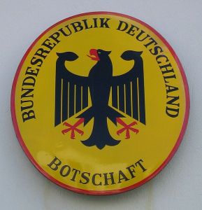 Schild einer Deutschen Botschaft