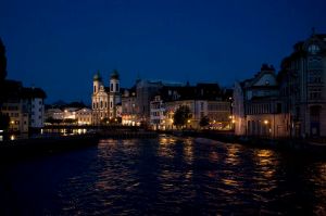 Schweiz - Luzern bei Nacht mit Blick auf den Fluß